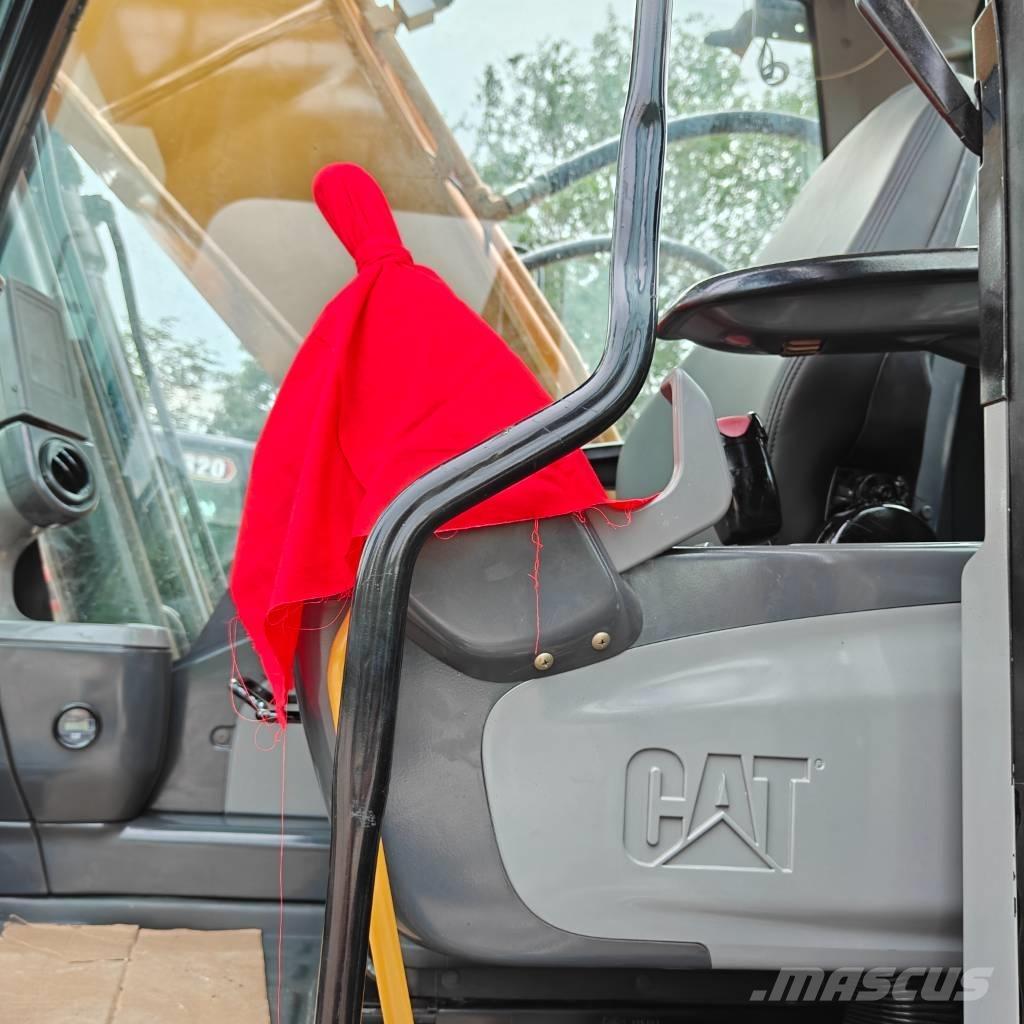 CAT 320 D حفارات زحافة