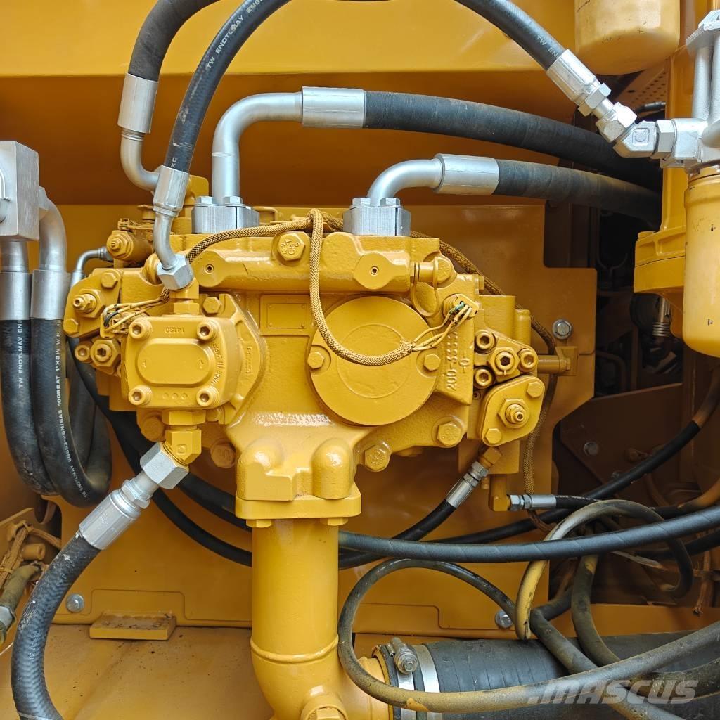 CAT 320 D حفارات زحافة