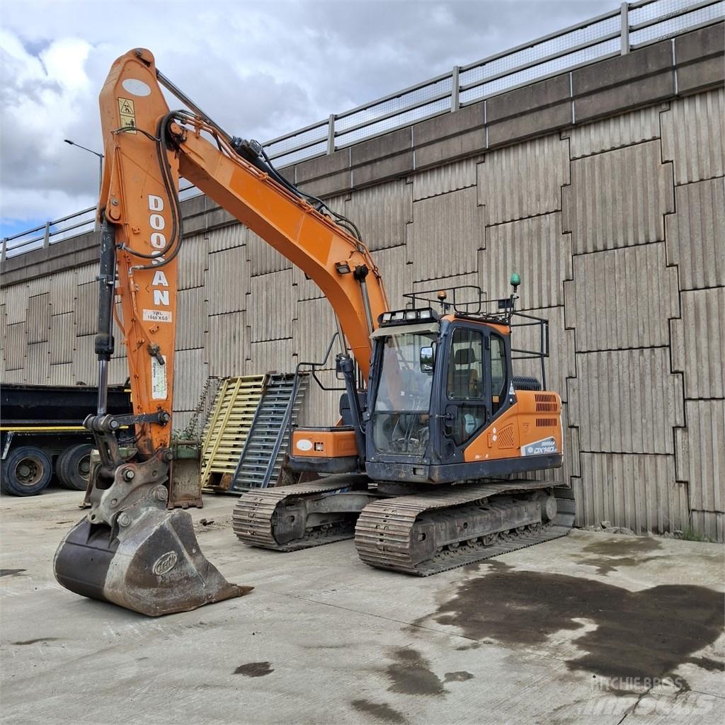 Doosan DX 140 LC حفارات زحافة