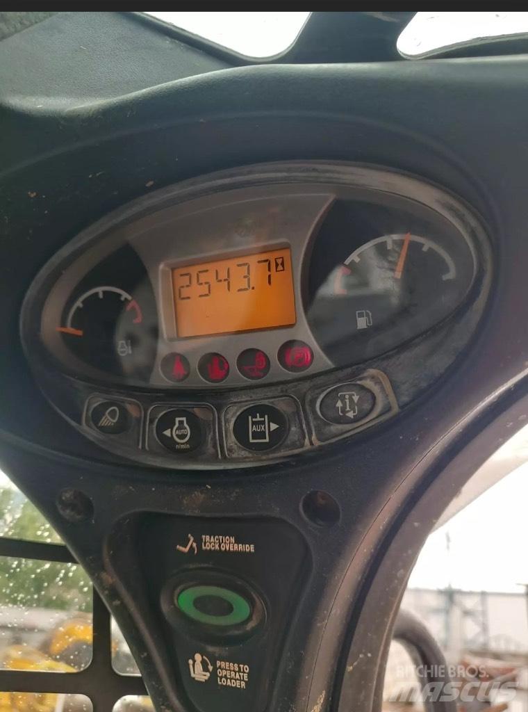 Bobcat S 530 لوادر انزلاقية التوجيه