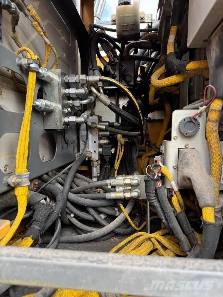 Liebherr R 924 SLC حفارات زحافة