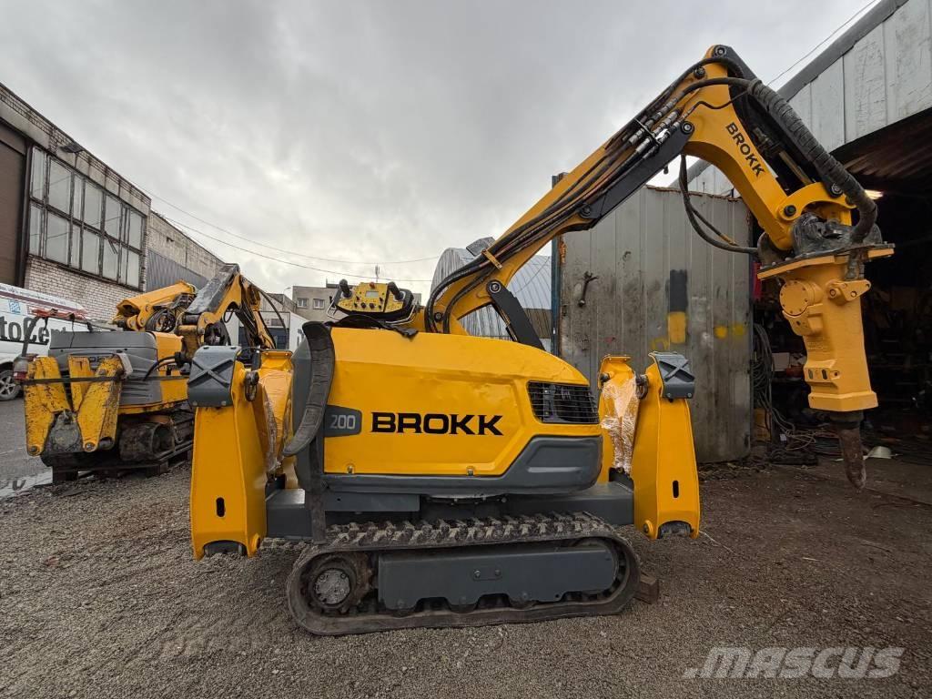 Brokk 200 حفارات هدم