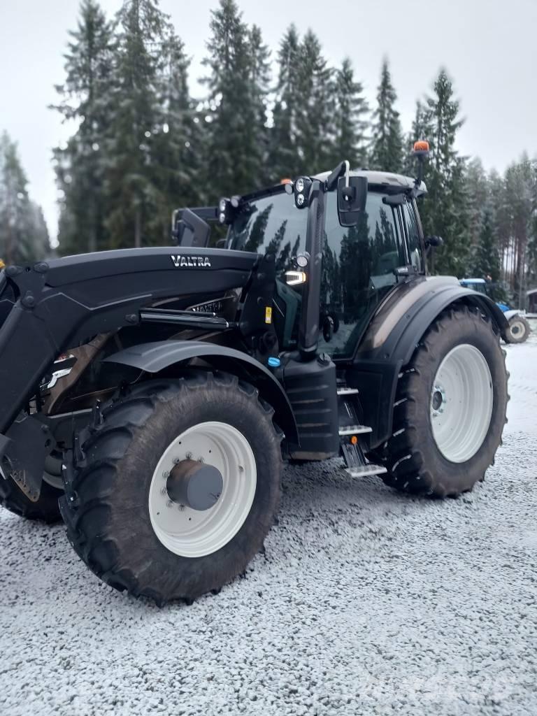 Valtra T 235 الجرارات
