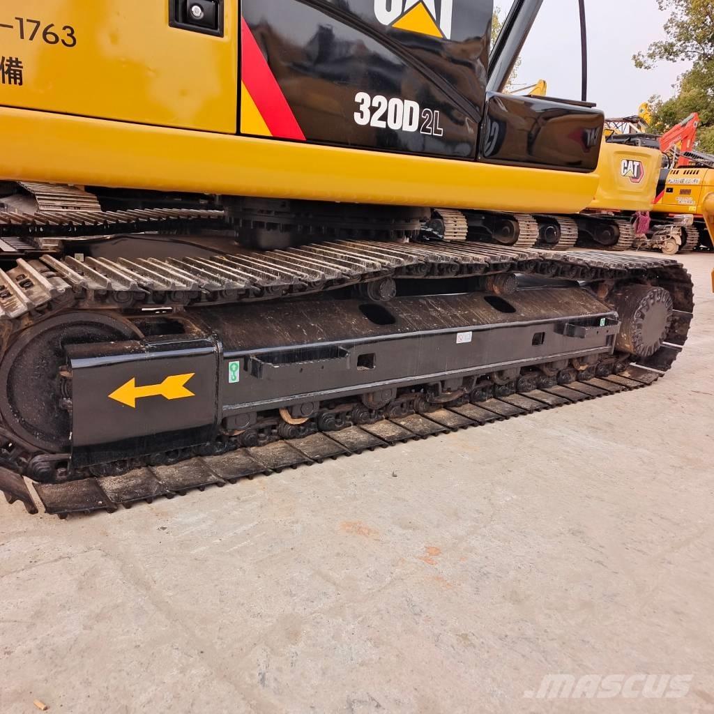 CAT 320 D حفارات زحافة