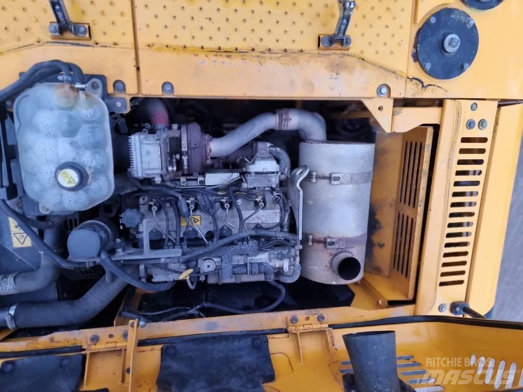 JCB JS 220 LC حفارات زحافة