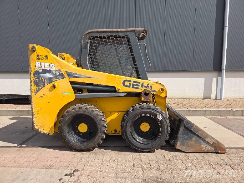 Gehl R 165 لوادر انزلاقية التوجيه