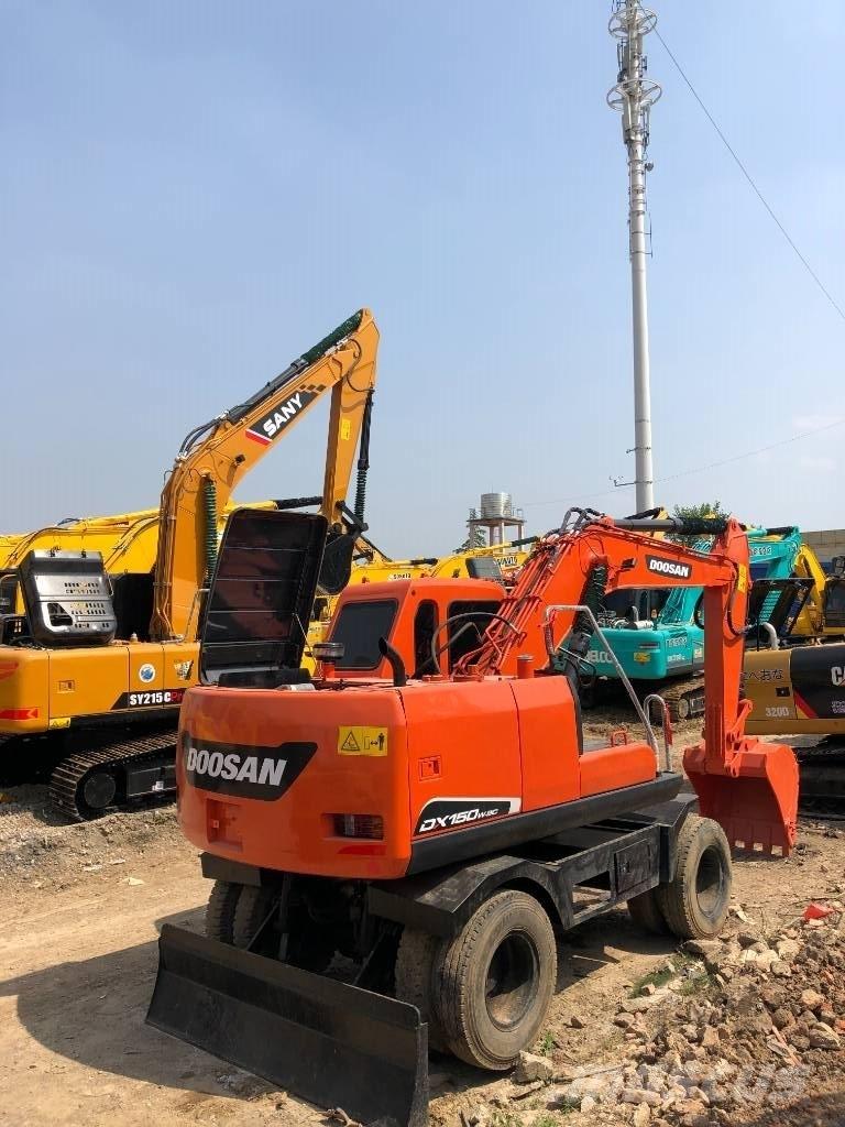 Doosan DX150W حفارات بعجل