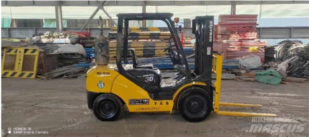 Komatsu FD 30 T-14 شاحنات الديزل