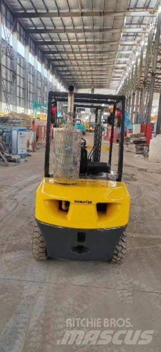 Komatsu FD 30 T-14 شاحنات الديزل