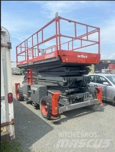 SkyJack SJ 9250 رافعات مقصية الشكل
