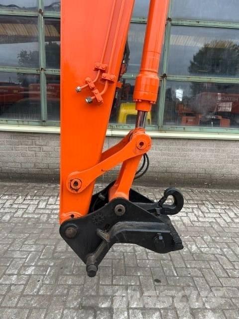 Hitachi ZX 135 US حفارات زحافة