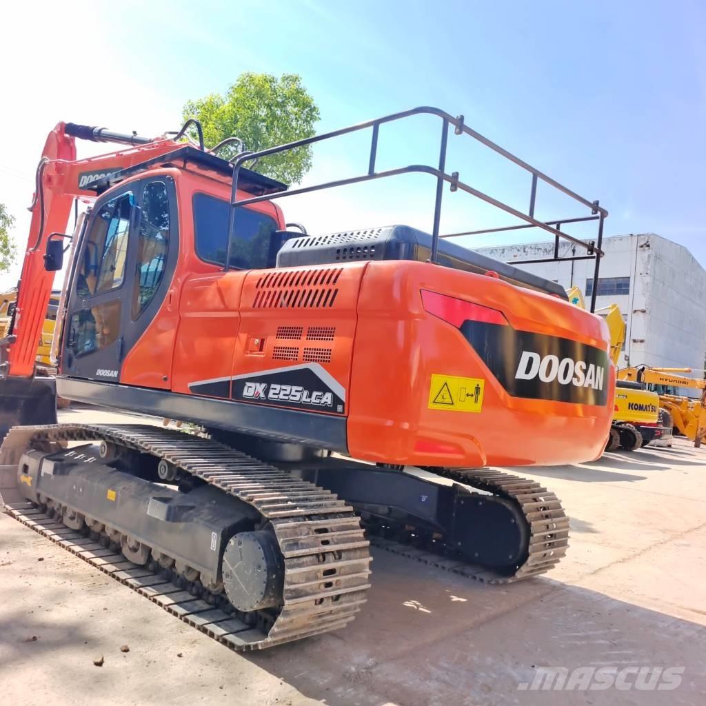 Doosan DX 225 LC حفارات زحافة