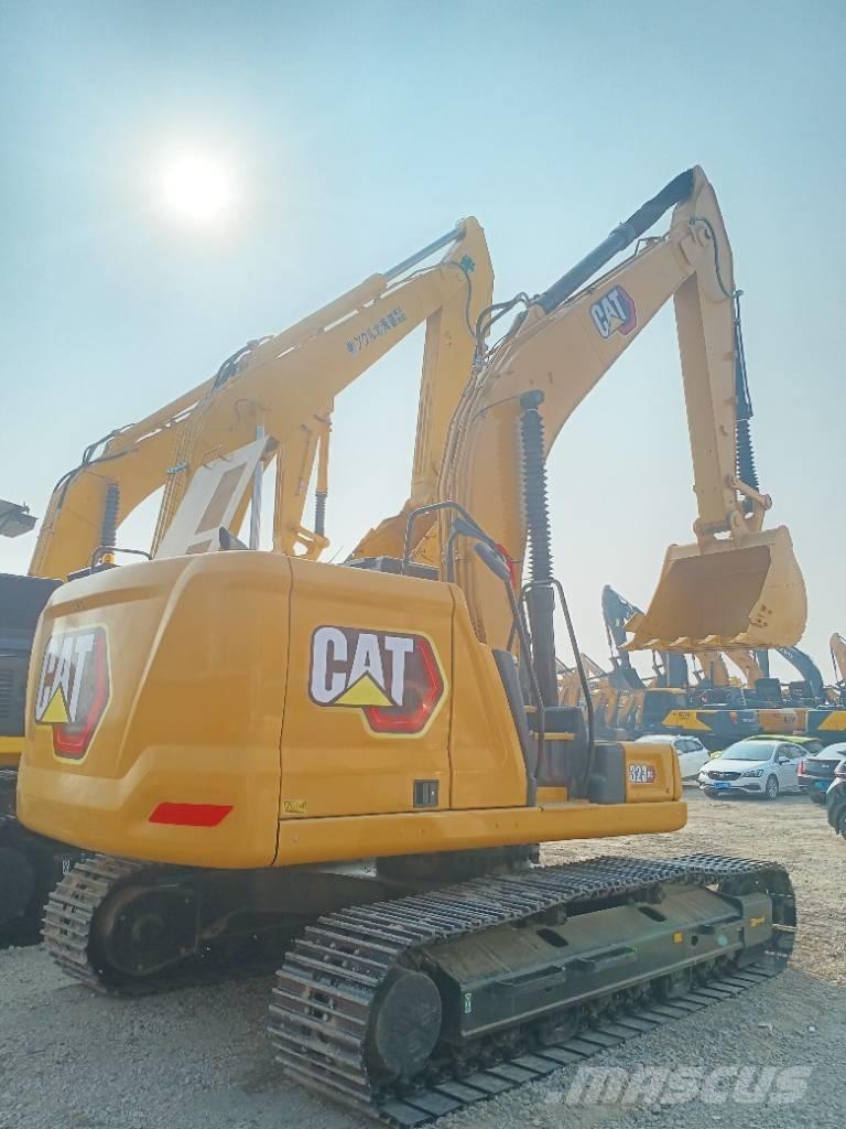 CAT 323GC حفارات زحافة