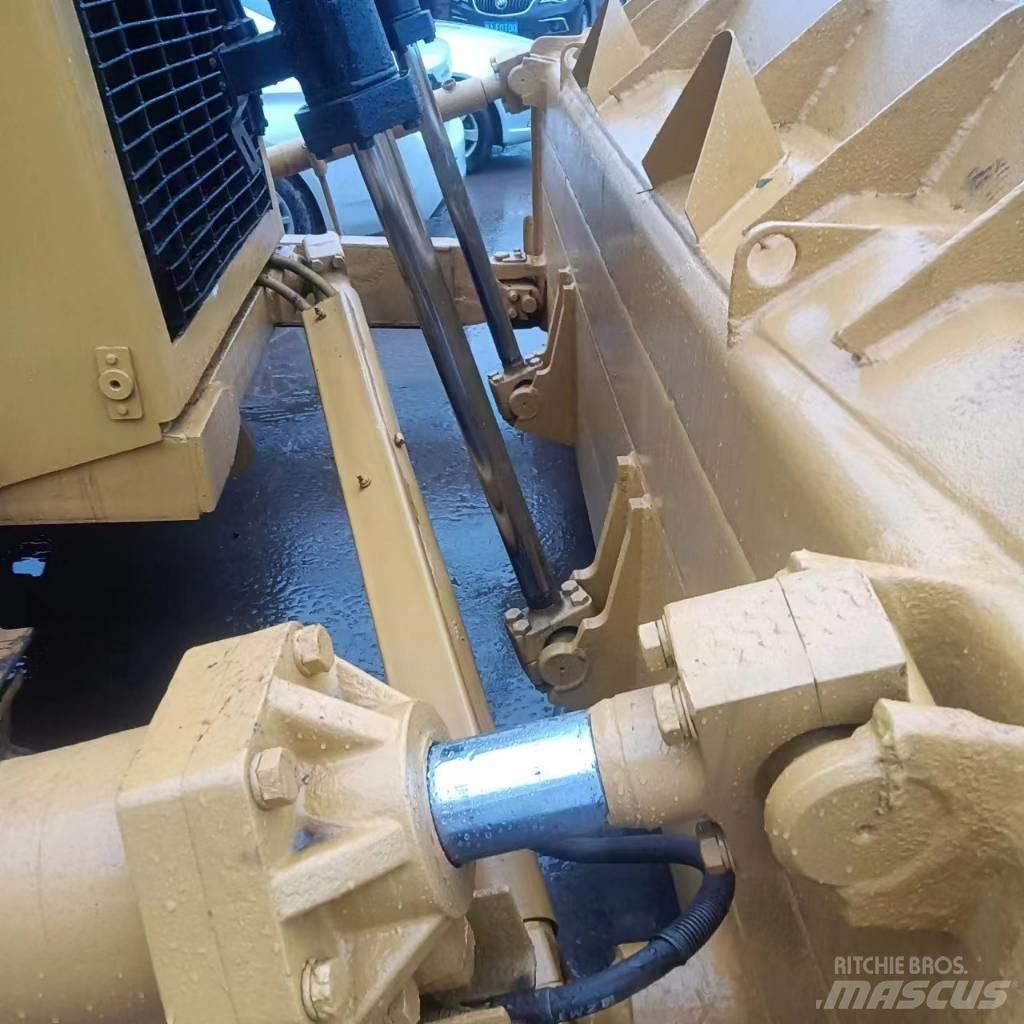 CAT D 6 H معدات تمهيد الطرق