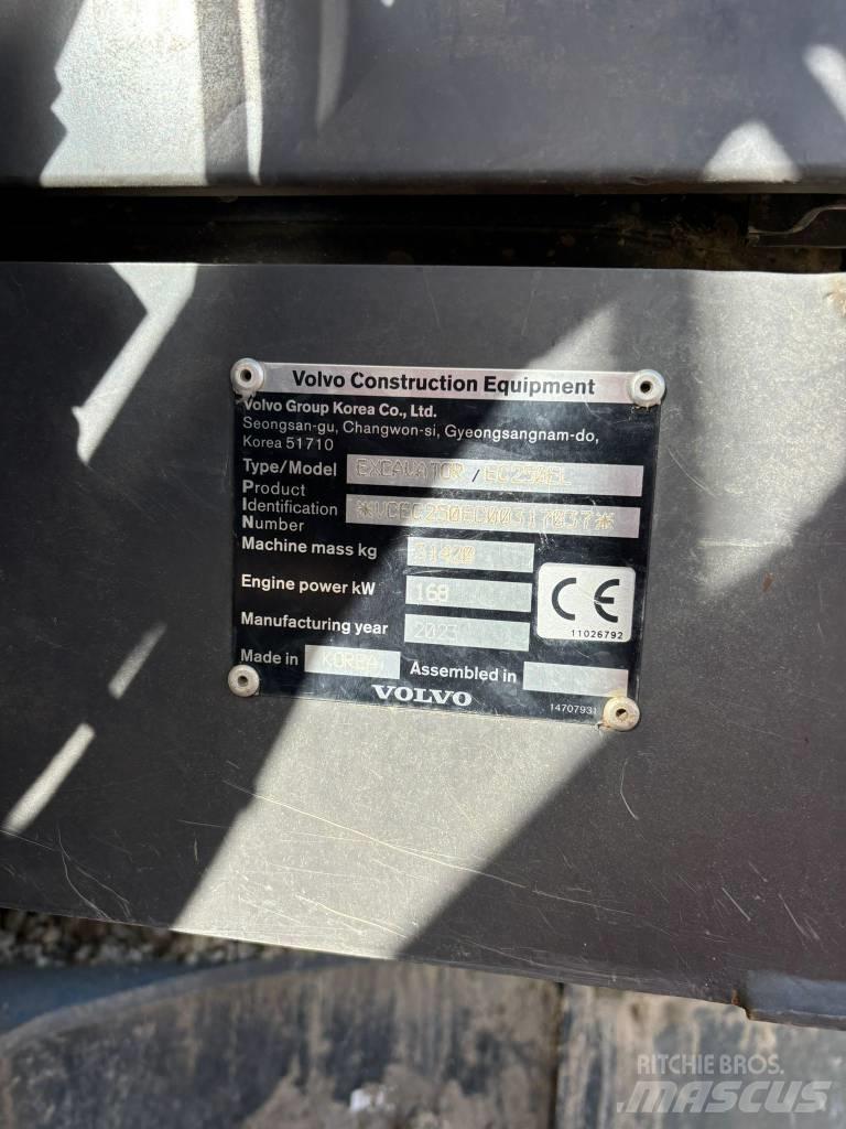 Volvo EC 250 EL حفارات زحافة
