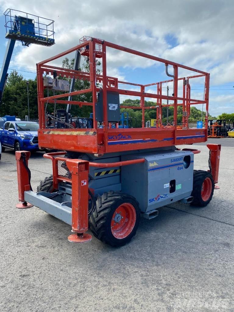 SkyJack SJ 6826 RT رافعات مقصية الشكل