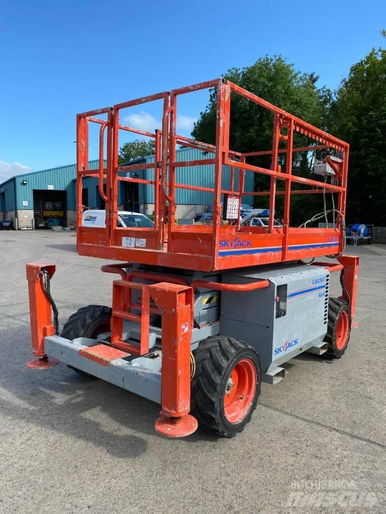 SkyJack SJ 6826 RT رافعات مقصية الشكل