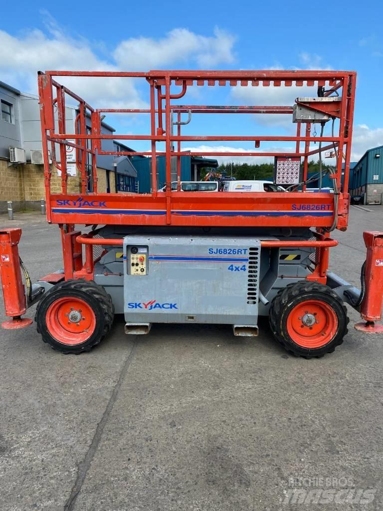 SkyJack SJ 6826 RT رافعات مقصية الشكل