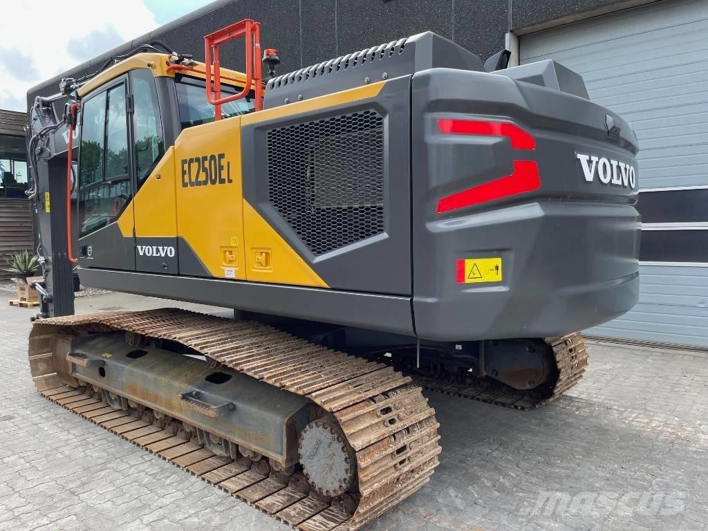 Volvo EC250E حفارات زحافة