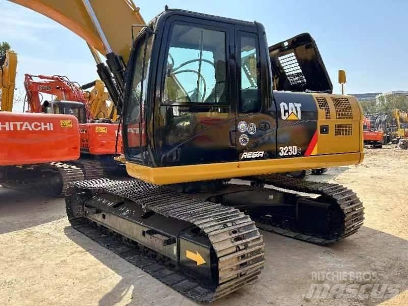 CAT 323 D حفارات زحافة