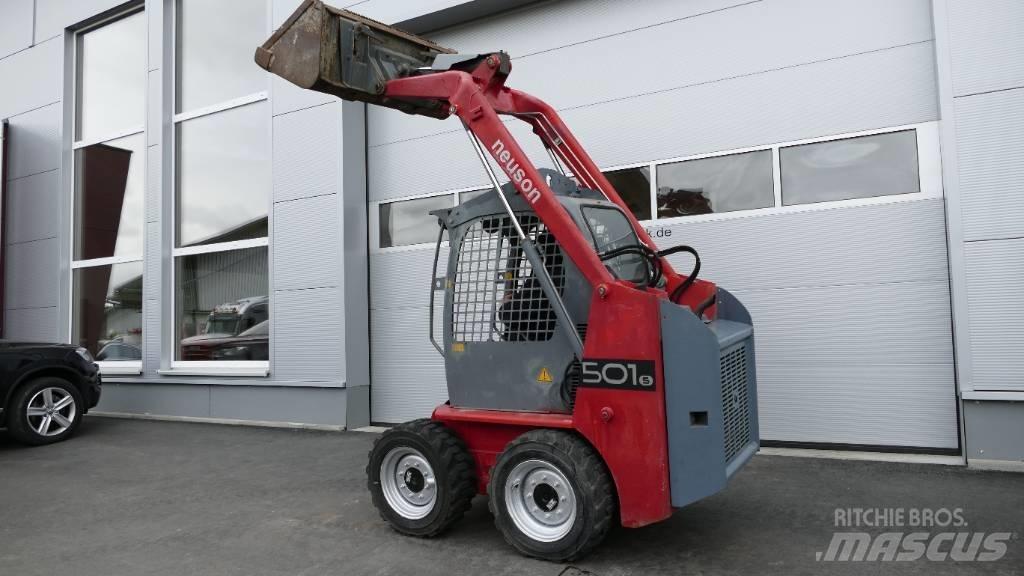 Neuson 501 S لوادر انزلاقية التوجيه