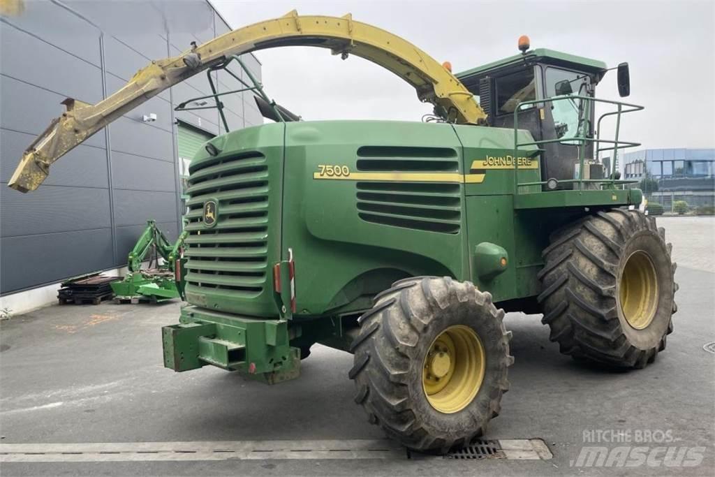John Deere 7500 علافات ذاتية الدفع