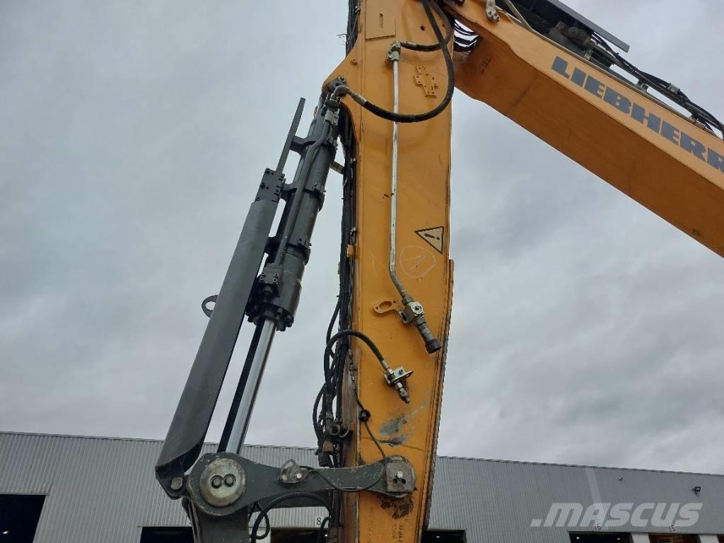 Liebherr R 936 LC حفارات زحافة