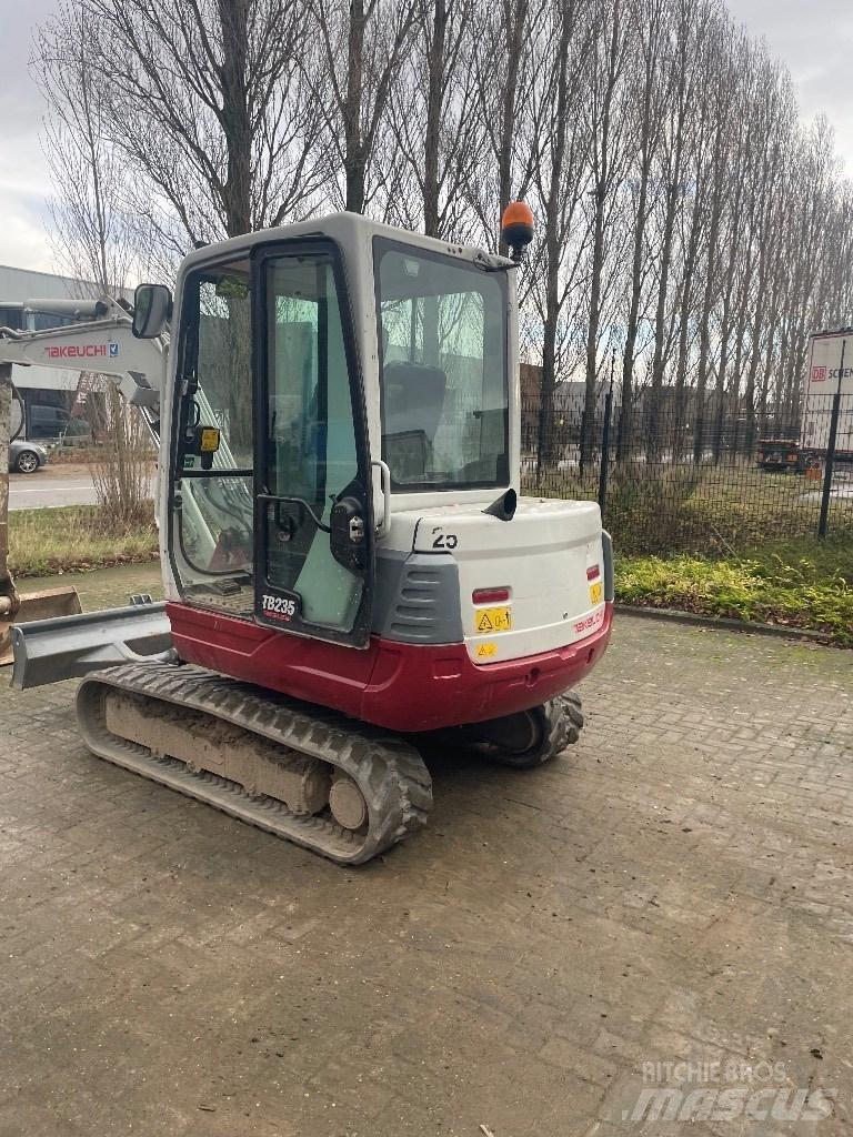 Takeuchi TB 235 حفارات صغيرة أقل من 7 طن (حفارات صغيرة)