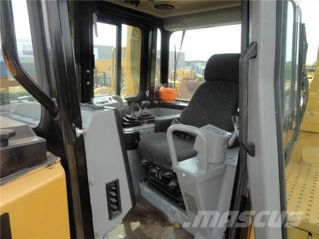 CAT D 8 R بلدوزرات مجنزرة