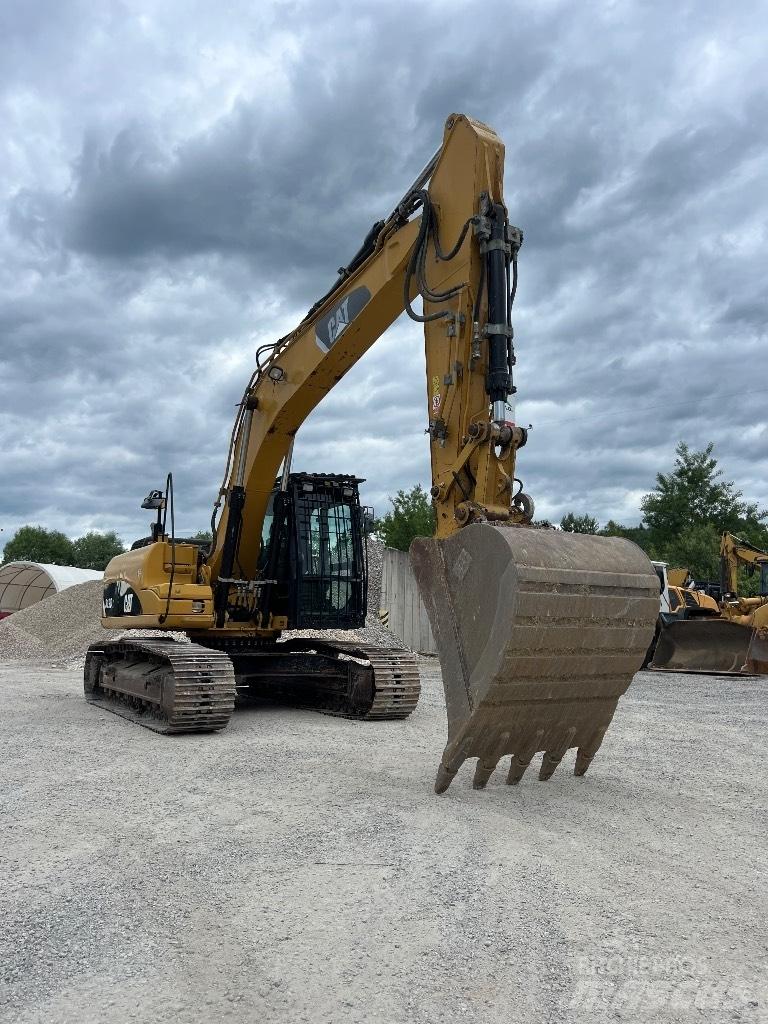 CAT 319 D L حفارات زحافة