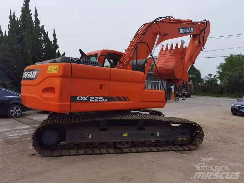 Doosan dx225 حفارات زحافة