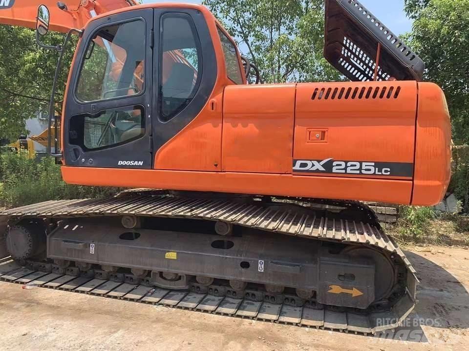 Doosan dx225 حفارات زحافة