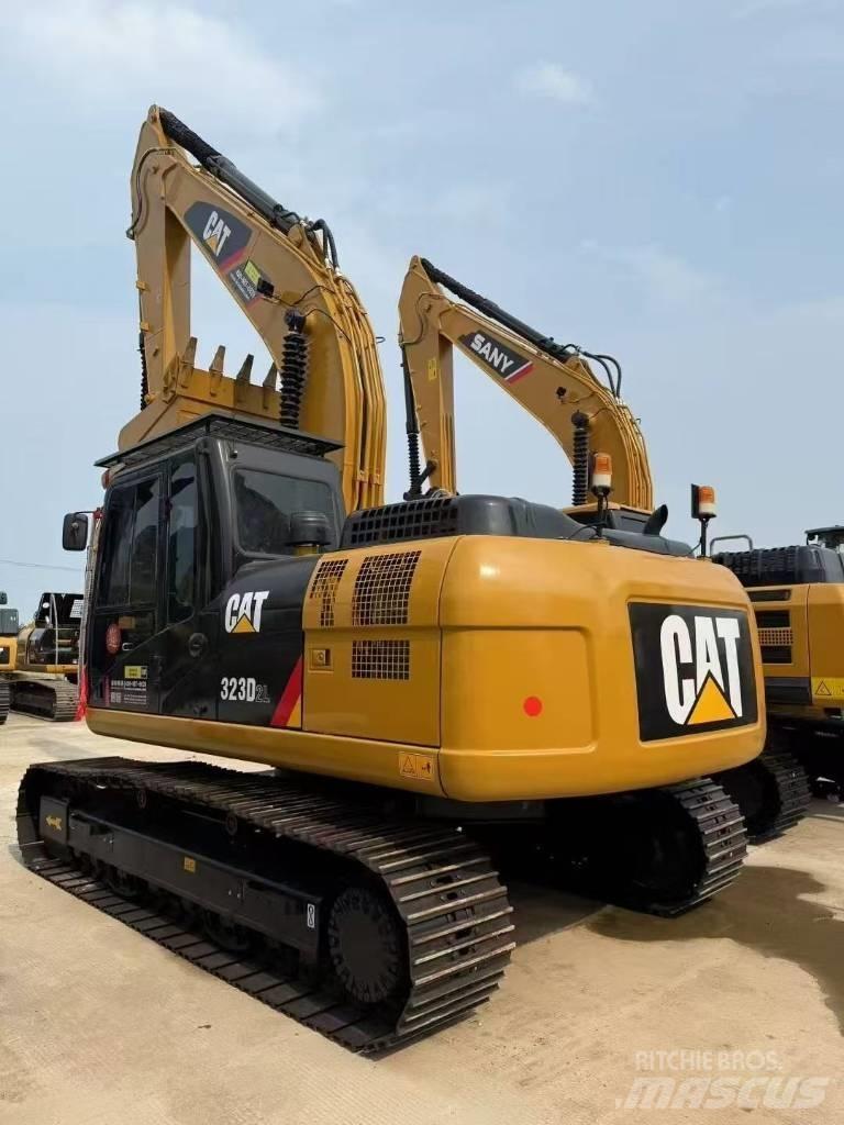 CAT 323D2L حفارات زحافة