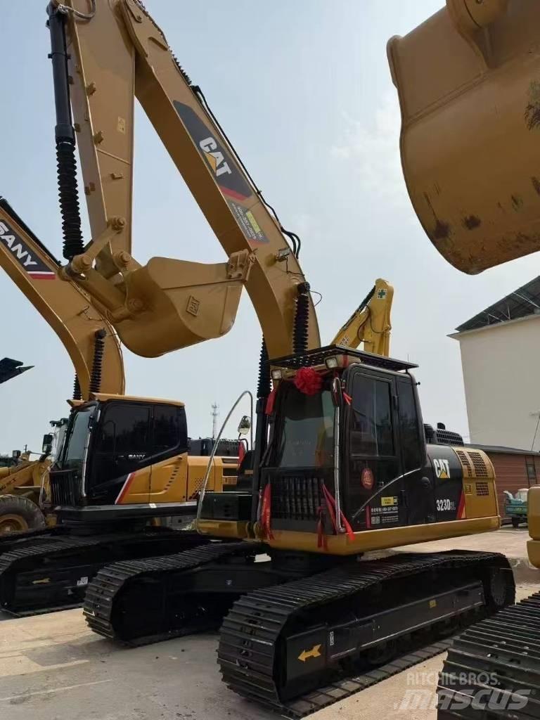 CAT 323D2L حفارات زحافة