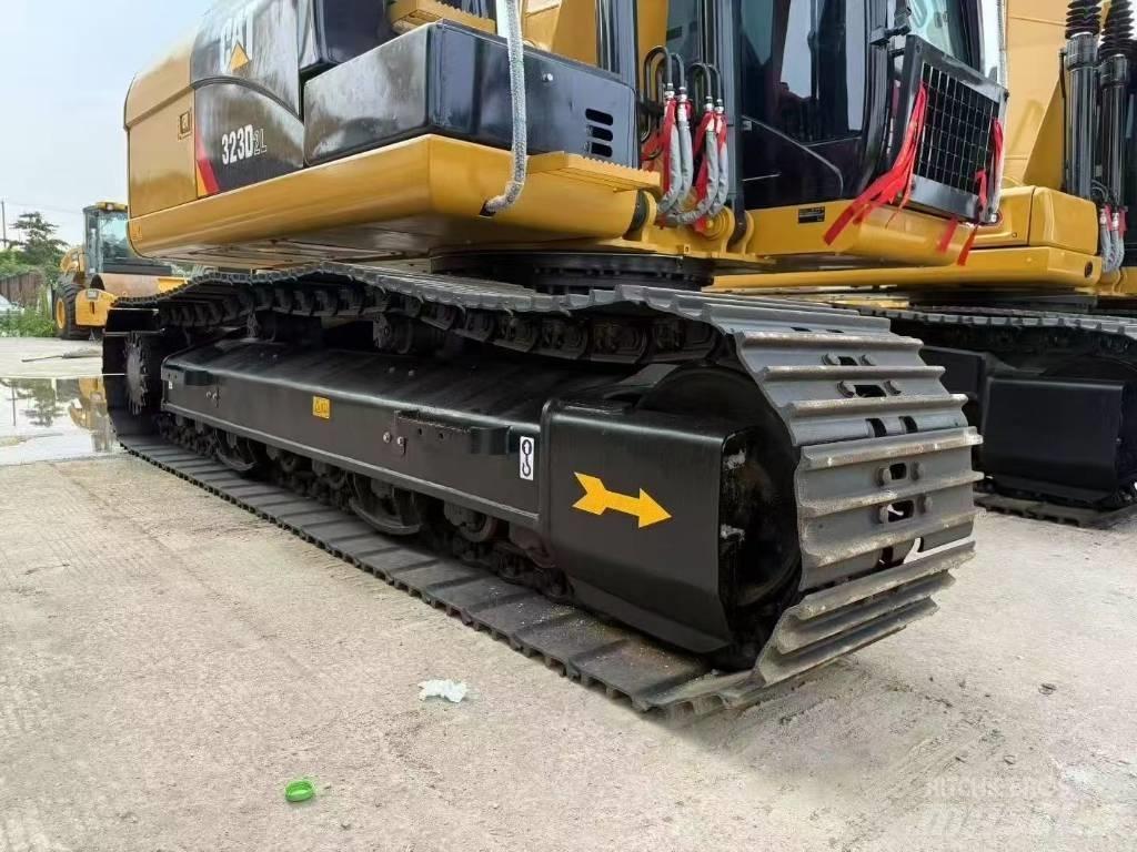 CAT 323D2L حفارات زحافة