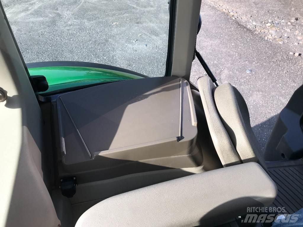 John Deere 6100 M الجرارات