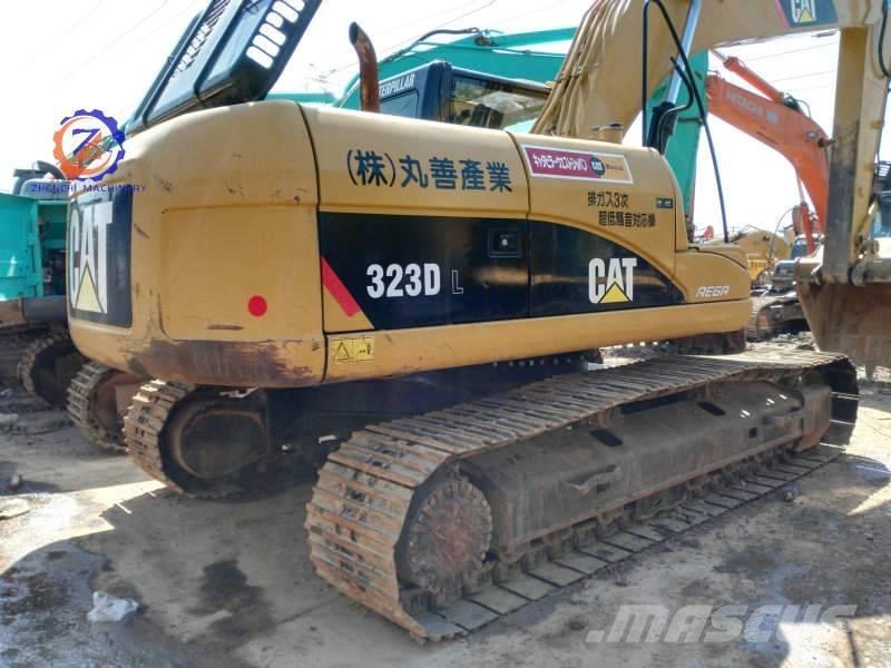 CAT 323 D L حفارات زحافة