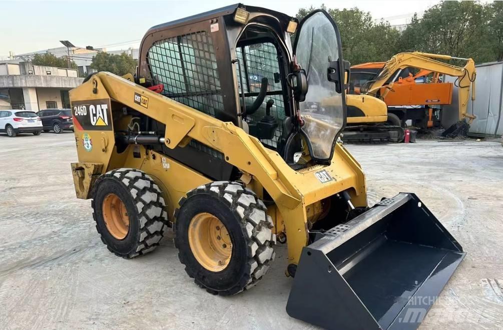 CAT 246 D لوادر انزلاقية التوجيه