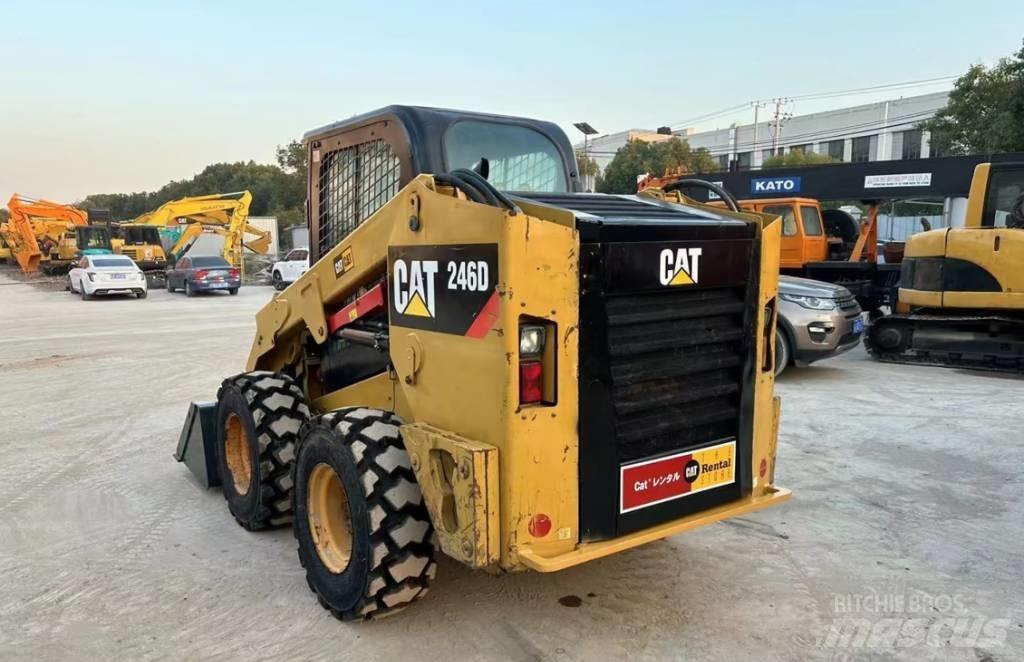 CAT 246 D لوادر انزلاقية التوجيه