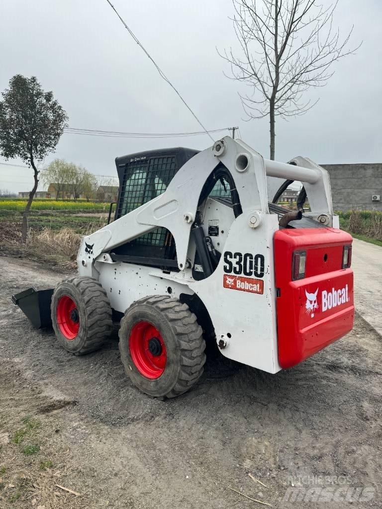 Bobcat S 300 لوادر انزلاقية التوجيه