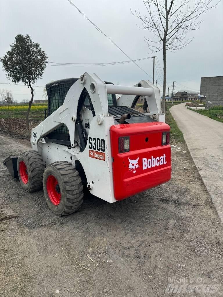 Bobcat S 300 لوادر انزلاقية التوجيه