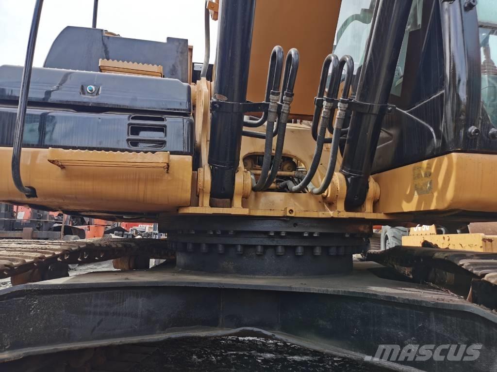 CAT 323D حفارات زحافة