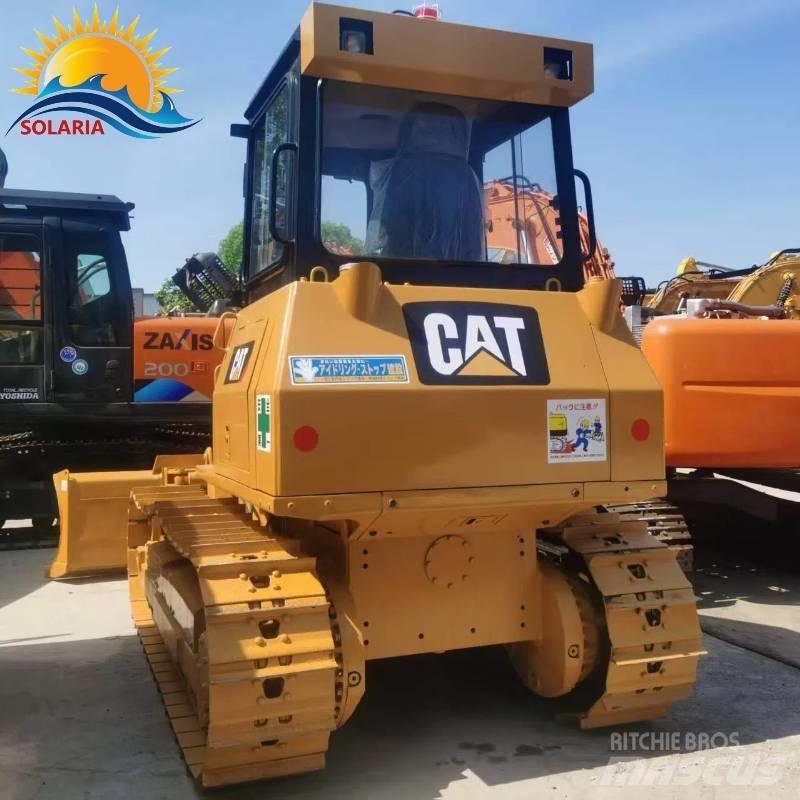 CAT D 5 K بلدوزرات مجنزرة