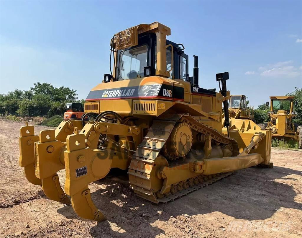 CAT D 8 R بلدوزرات مجنزرة