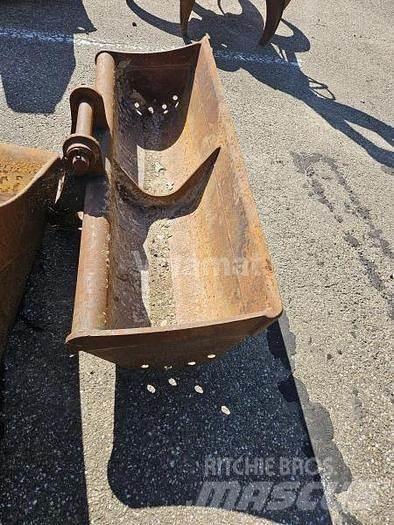 CAT 428d دلاء