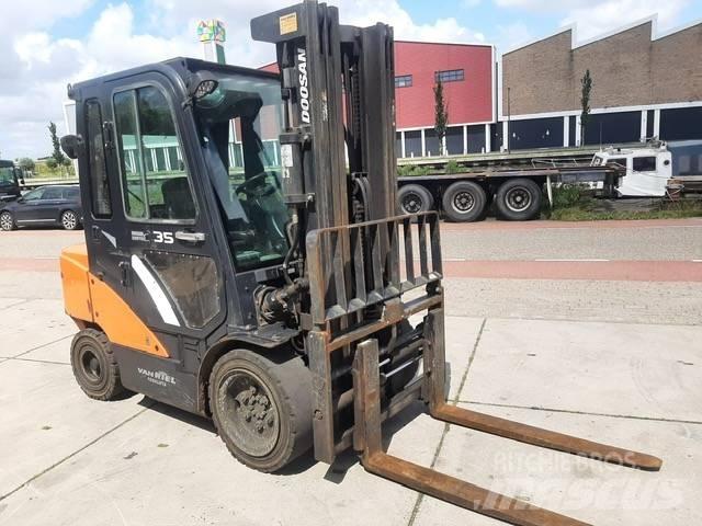 Doosan D 35 C-7 شاحنات الديزل