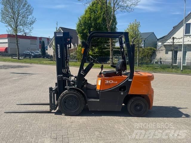 Doosan D30 Plus شاحنات الديزل
