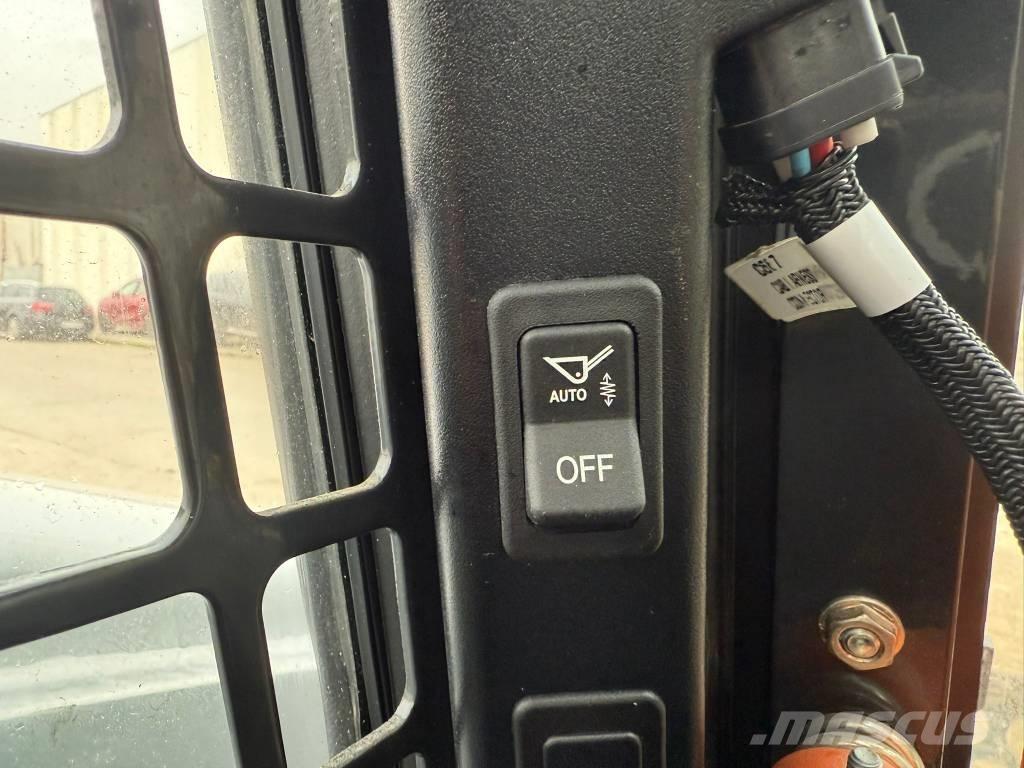 Bobcat S 590 لوادر انزلاقية التوجيه