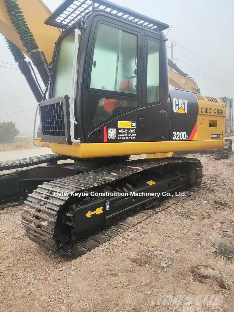 CAT 323 حفارات زحافة