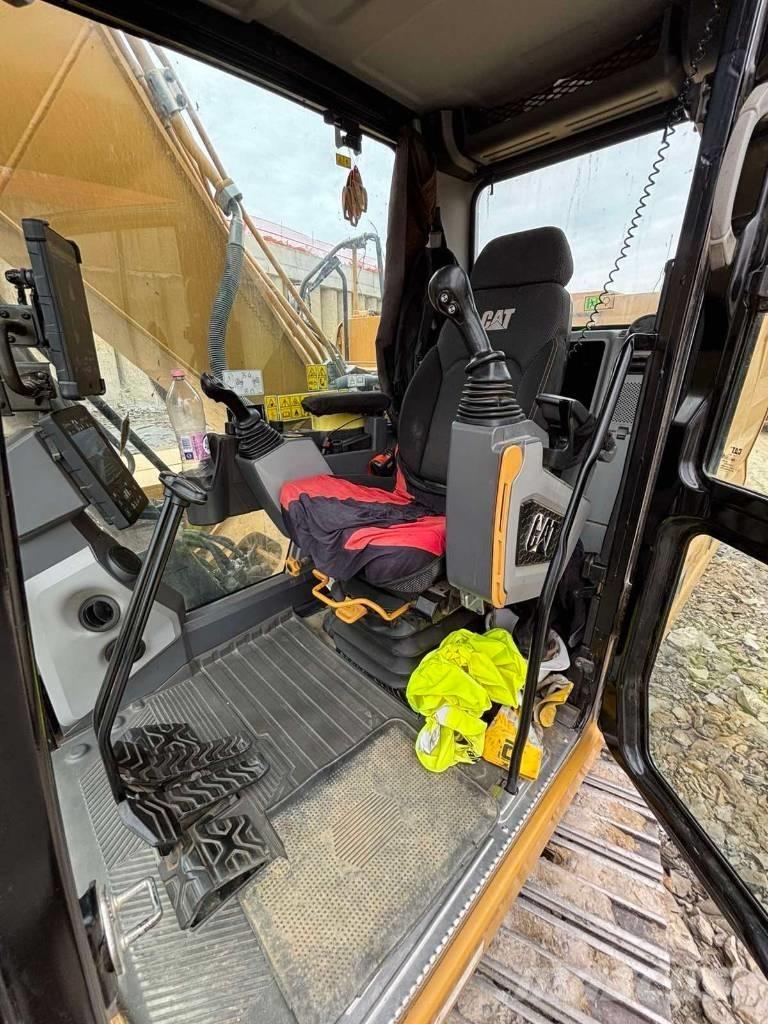 CAT 320 حفارات زحافة